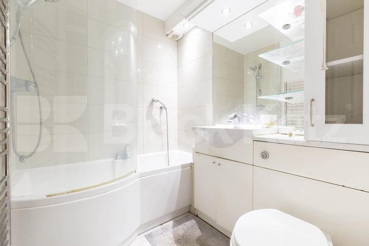 Located within walking distance to Muswell Hill Golf Club and its green spaces Cambridge Gardens, Muswell Hill 